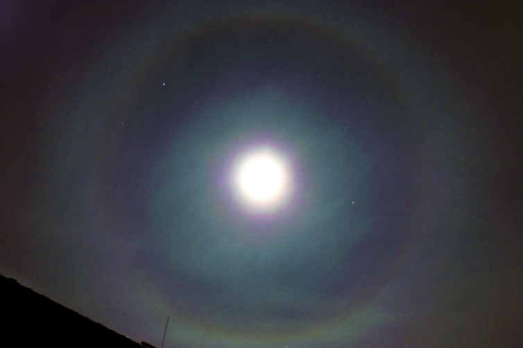 Moon halo on 2006 Nov 08: 01b