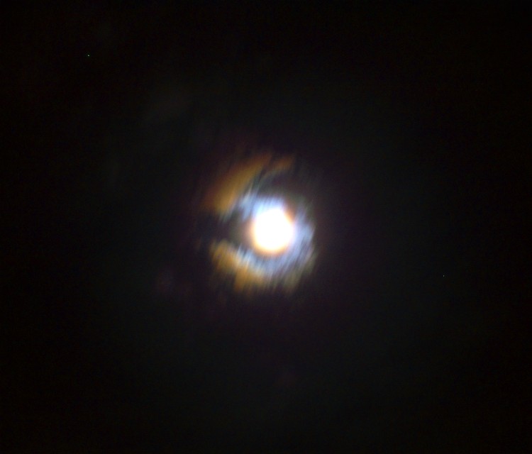 Moon corona on 2006 Nov 08: 04