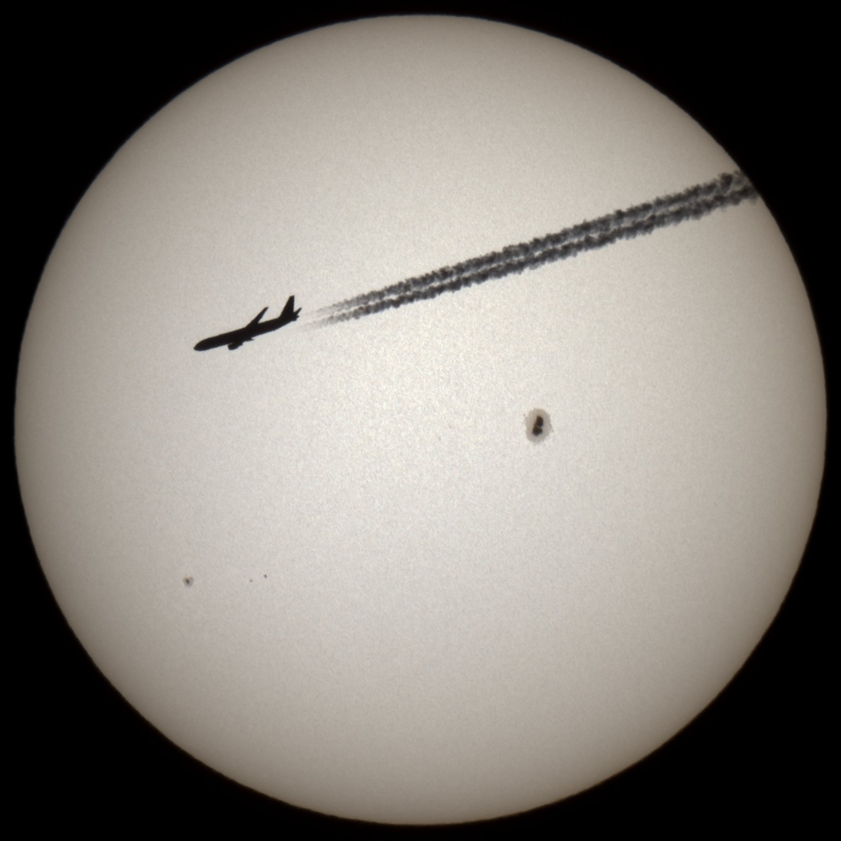 Airplane in front of sun with Dynax 5d (high resolution)
