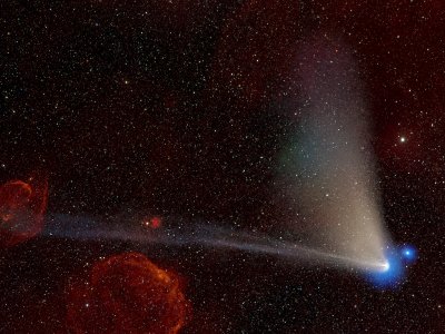 Comets C/2022 E3 (ZTF) and C/2022 U2 (ATLAS) near the galactic plane